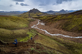 montagne, cielo, fiume, ruscello, acqua, persone, escursioni a piedi, erba, terra, pascolo, campo