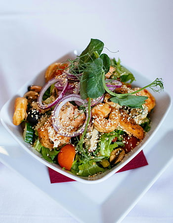 salata de creveti, castron alb ceramic, seminte de susan, legume proaspete, ierburi garnisite, cepe roșii, masă sănătoasă, bol de salată, Garnish de susan, salată de legume, creveți proaspeți