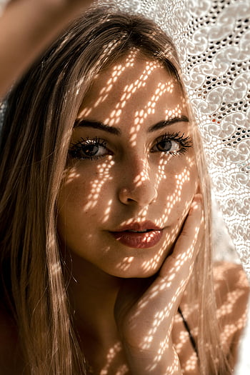 Kadın, Beyaz kıyafetler, dantel gölgesi, sanatsal portre, Büyüleyici görsel, yüz, gölge oyunu, sanatsal fotoğrafçılık, portre fotoğrafı, doğal ışık, dantel dokusu