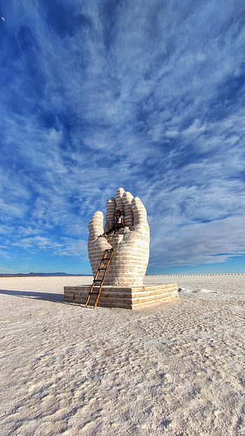 salar de uyuni, betonové sochy, ruční sochařství, Vibrující modrá obloha, sůl, Bolívie, žena sedící, venkovní umění, velká ruka, pouštní krajina, modré pozadí oblohy