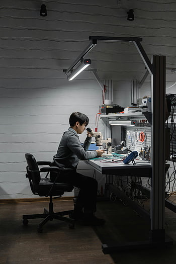 мъж, използващ микроскоп, инженер, работещ, технологична лаборатория, електронни устройства, Работно пространство на бюрото, Анализ на микроскоп, лабораторно оборудване, технически изследвания, Професионално работно пространство, Инженерни инструменти, вътрешна лабораторна обстановка