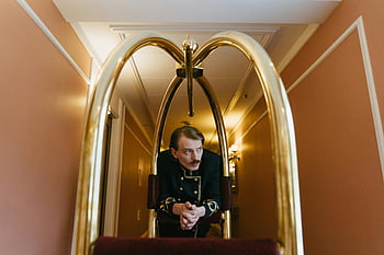 Hotel Bellhop, ročník jednotné, vozík na zavazadla, Zářivě osvětlená chodba, porter, vozíku, Hotelový personál, chodba, jednotný, naklánět se, vinobraní