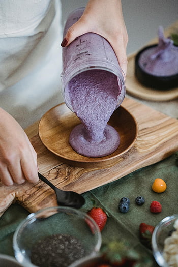 Berry Smoothie, dřevěná miska, Nalití smoothie, čerstvé suroviny, detail, zdravé jídlo, lichotník mísa, ovocné smoothie, dřevěné prkénko, Zdravé stravování, Příprava smoothie