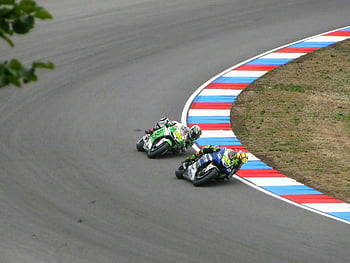 Motorradrennen, zwei Männer, scharfe Ecke, Rennstrecke, intensiver Wettbewerb, Geschwindigkeit, Motorradfahrer, Wettbewerb, Rennen, Spur, Kurvenfahrt