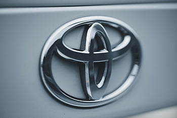 Znak Toyoty, zblízka, lesklé stříbro, povrch vozidla, Podrobný obrázek, auto logo, Automobilová značka, odznak auta, logo toyota, znak auta, znak vozidla