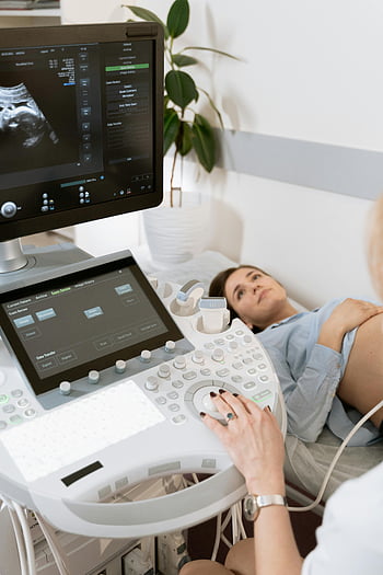 妊婦、 超音波スキャン、 医療専門家、 病室、 ob-gyn、 テスト、 超音波マシン、 妊娠、 健康診断、 健康管理、 診断イメージング