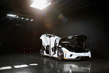 weißer Sportwagen, Gerüsttüren, Luxusauto, dunkle Garage, geparktes Auto, offene Türen, Auto Showcase, Garageneinstellung, weißes Auto, Sportwagen, Luxusfahrzeug