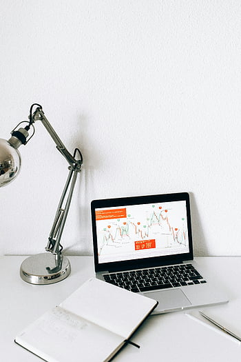 werkruimte, laptop, data-analyse, grafieken, notitieboekje, zakelijke thema's, Technologiethema's, slanke werkruimte, bureaulamp, kantooropstelling