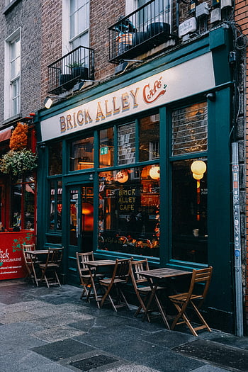 Café Brick Alley, Acogedores asientos al aire libre, ambiente vintage, fachada de cafetería, mesas al aire libre, edificio de ladrillos, cafe vintage, café acogedor, Asientos de café al aire libre, decoración de cafetería vintage, exterior de la cafetería