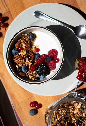 μπολ πρωινού, γιαούρτι, νωπά μούρα, granola, υγιεινό πρωινό, πλιγούρι βρώμης, ρύθμιση πίνακα, κουτάλι, καρπός, ΞΗΡΟΙ ΚΑΡΠΟΙ, πρωινό γεύμα