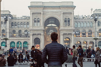 muž stojící, Centrum Milána, galleria vittorio emanuele ii, milan itálie, setkání lidí, kultovní mezník, panoráma města, městské scény, historické architektury, veřejné náměstí, cíl cesty