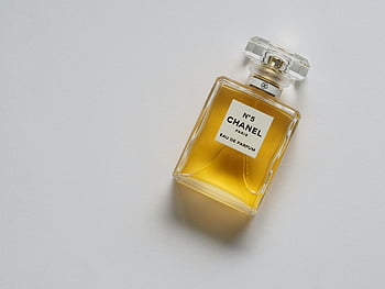 Chanel, Paris, Parfüm, Flasche, elegant, luxuriös, goldene Flüssigkeit, minimalistisch, weißer Hintergrund, Duft