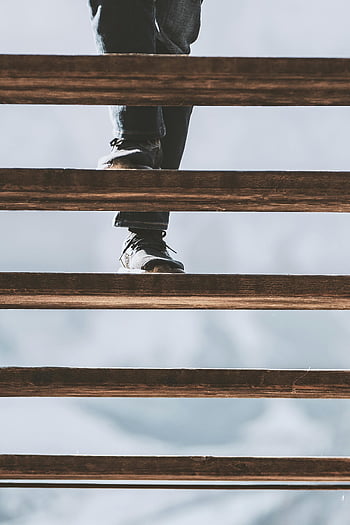 scarpe di pelle nera, scala in legno, Inquadratura dal basso, piedi in movimento, movimento, scarpe nere, gradini di legno, persona che cammina, Fotografia delle scale, Fotografia di scarpe, calzature nere