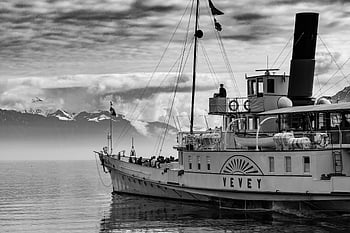 fotografia in scala di grigi, barca a vela Yevey, immagine in bianco e nero, Barca di Vevey, acque tranquille, sfondo montuoso, battello a vapore, vevey, scenario del lago, barca vintage, Immagine monocromatica