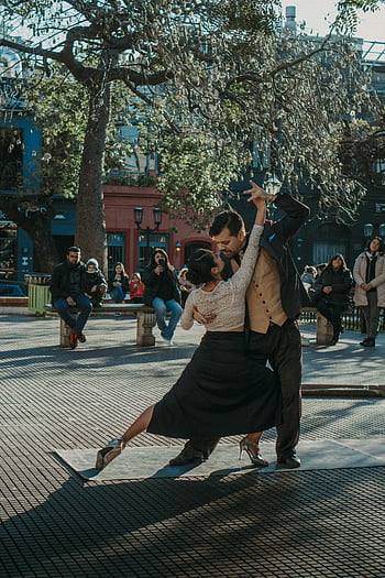 Dancatori di tango, spettacolo di strada, strada urbana, spettatori, coppia appassionata, Tango Dance, Street vivace, danza all'aperto, performance pubblica, scena della città, coppia di ballo