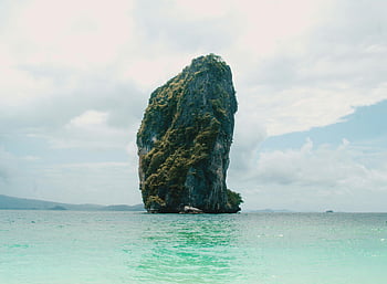 formasi batuan, pulau batu kapur, perairan jernih, Thailand, langit mendung, lanskap yang mencolok, keajaiban alam, pemandangan tropis, fitur pesisir, Formasi Pulau, pemandangan laut