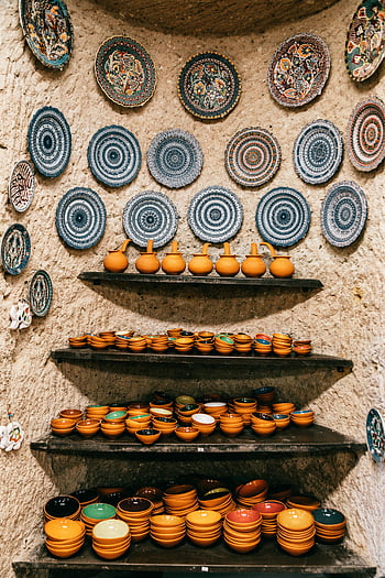 turecká keramika, Goreme Market, Barevná keramika, Geometrické návrhy, zářivé barvy, keramické misky, kamenná zeď, tradiční umění, ruční keramika, Displej keramiky