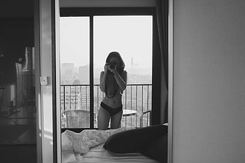 žena pořizování fotografií, zrcadlo selfie, černobílé fotografie, výhled na město, vnitřní pokoj, Žena ve spodním prádle, reflexní fotografie, městské krajiny, hotelový pokoj, upřímný okamžik, autoportrét