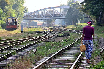 Ferrovia, donna, a piedi, camminare, brani, rotaie, binari ferroviari, binari della ferrovia, linea ferroviaria, abbandonato, ponte
