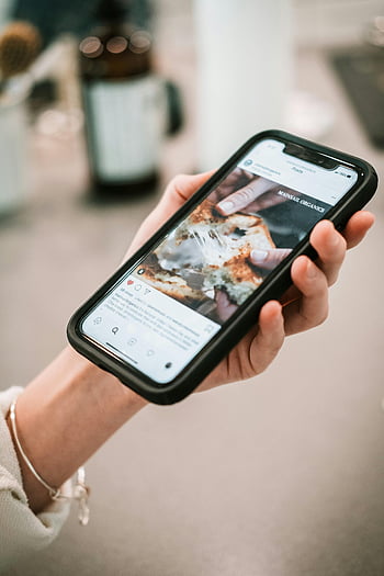 naisen käsi, älypuhelin, sosiaalinen media, lähikuva, pitämällä älypuhelinta, sosiaalisen median sisältö, kännykkä, sosiaalinen verkostoituminen, digitaalinen laite, nainen käyttää puhelinta, sosiaalisen median sovellus
