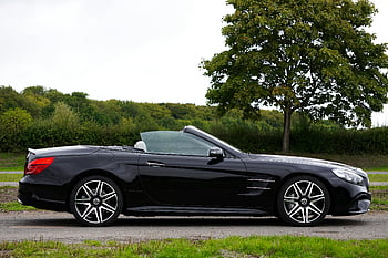 mercedes sl, schwarzes Cabrio, am Baum geparkt, bewölkter Tag, Eleganz, Stil, elegantes Design, Outdoor-Einstellung, Luxusauto, Straßenrand, Mercedes Benz