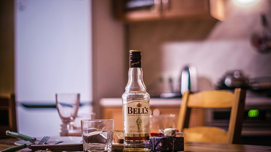 whisky, láhev whisky, Dřevěný jídelní stůl, Útulná kuchyně, nádobí, dekorace z trávy, Nastavení kuchyně, skleněné zboží, jídelní nastavení, domovní dekorace, okolního osvětlení