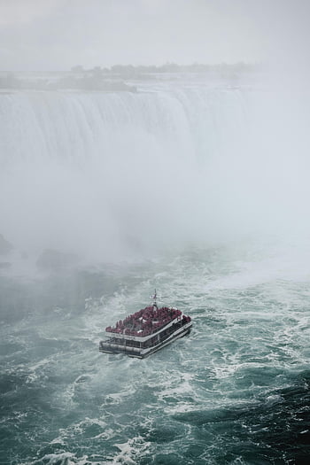 Niagara vízesés, turistahajó, ontario, Kanada, erőteljes vízesések, drámai nézet, Hornblower, hajótúra, ködös vízesés, festői táj, folyami hajókázás