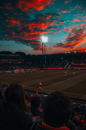 fotbalové hřiště, červené nebe, západ slunce, stadión, diváků, dramatická obloha, sportovní událost, Večerní hra, Venkovní stadion, Živé sporty, fotbalový zápas