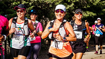 maratón, skupina lidí, usmívající se ženy, Venkovní maraton, čísla závodu, Běžecká událost, atletické ženy, venkovní běh, účastníků maratonu, závodní bryndáčky, Fitness událost