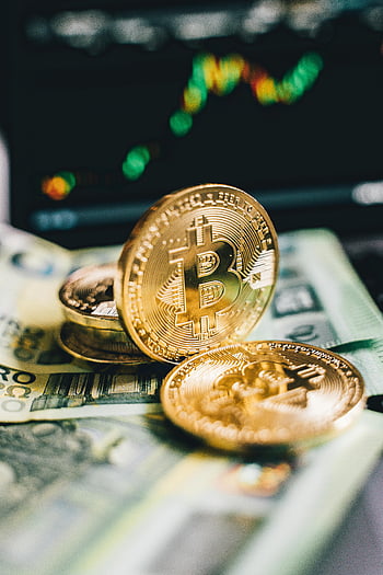 złote monety, monety bitcoinowe, zdjęcie zbliżenie, kryptowaluta, banknoty, niewyraźne tło, Wykres kryptowaluty, inwestycja finansowa, waluta cyfrowa, pieniądze, złoto