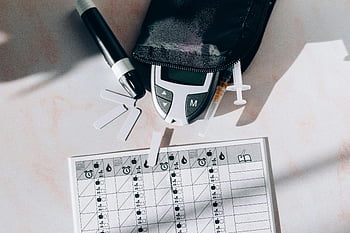 kit per la gestione del diabete, glucometro, siringhe, grafico di monitoraggio, glicemia, monitoraggio della salute, forniture mediche, cura del diabete, glucosio nel sangue, Monitoraggio sanitario, Strumenti per il diabete