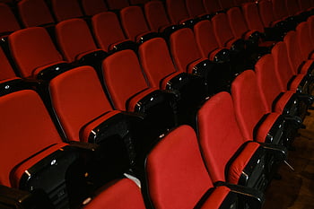 sièges rouges, sièges noirs, théâtre de cinéma, rangées vides, auditorium moderne, cinéma intérieur, sièges vacants, sièges de cinéma, sièges auditorium, sièges de théâtre