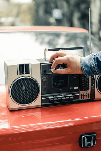 Vintage Boombox, rotes Auto, klassisches Auto, Handdrehen, Nostalgie, Retro -Radio, tragbare Stereoanlage, altmodischer Musikspieler, Autoradio, 80er Jahre Stil, Honda Auto