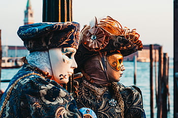 carnaval de Venecia, mascaras venecianas, trajes elegantes, escena frente al mar, máscaras tradicionales, trajes venecianos, mascaras de carnaval, Máscaras de Venecia, atmósfera de carnaval, celebración veneciana, tradición veneciana