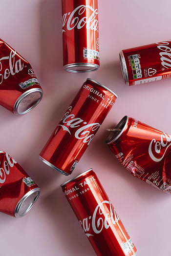 Δοχεία Coca-Cola, τσαλακωμένα δοχεία, φωτογραφία κοντά σας, ανοιχτό ροζ φόντο, κάτοψη, διάσπαρτα δοχεία, αρχικός γούστος, κόκκινα δοχεία, κουτάκια σόδας, ποτών, δοχεία αναψυκτικών