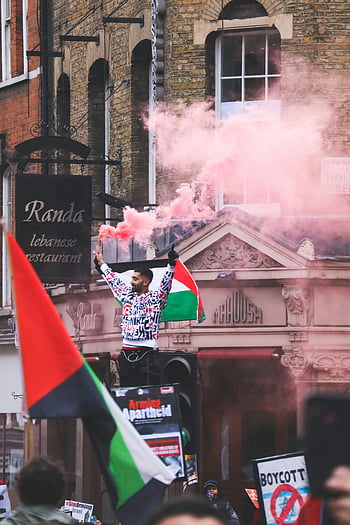 Protest pokojowy, Flagi palestyńskie, kolorowy dym, tętniący życiem ulica, Znaki protestacyjne, Uzbrojenie apartheidu, Bojkot, Protest miejska, Demonstracja uliczna, Konflikt na Bliskim Wschodzie, Publiczna demonstracja