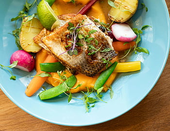 lososový pokrm, zelenina, modrá deska, Gourmet Cuisine, čerstvá zelenina, Barevný losos, losos se zeleninou, gurmánské jídlo, zdravé jídlo, jídlo z mořských plodů, Zeleninový talíř