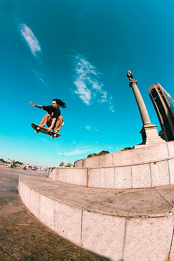 skateboarding, skateboardista, Vysoký skok, kroky, jasné modré nebe, venkovní aktivita, Urban Skateboarding, skatepark, akční sporty, extrémní sporty, skateboard triky