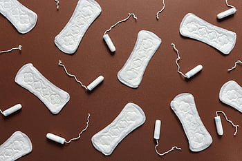 Hygienické ubrousky, tampony, hnědé pozadí, pohled shora, menstruační produkty, Ženská hygiena, Sanitární vložky, Tampony a polštářky, menstruační péče, hygienické výrobky, hnědý povrch