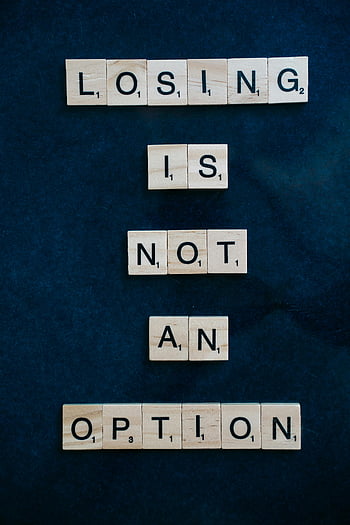 Ξύλινα πλακάκια scrabble, μπλε επιφάνεια, εμπνευσμένο μήνυμα, Η απώλεια δεν είναι επιλογή, σκοτεινή επιφάνεια, κίνητρο, σπάνια γράμματα, ξύλινα γράμματα, μπλε φόντο, τα κομμάτια του παιχνιδιού, λέξη παζλ