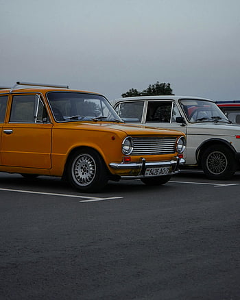 Samochody zabytkowe, zaparkowane samochody, żółty samochód, Klasyczny projekt motoryzacyjny, zmierzch, Parking na świeżym powietrzu, klasyczne auta, Vintage Automotive, pokaz samochodów, Scena zmierzchu, Entuzjaści samochodów