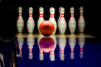 bowlingové kuželky, červené bowlingové koule, bowlingová dráha, detail, Bílé kolíky, Bowlingová hra, sportovní, volnočasové aktivity, zábava, vnitřní činnost, soutěž