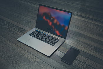 macbook pro, Űrszürke iPhone 6, karcsú laptop, okostelefon, fapadló, kortárs technológia, műszaki eszközök, modern eszközök, elektronikus eszközök, műszaki beállítás, minimalista technika