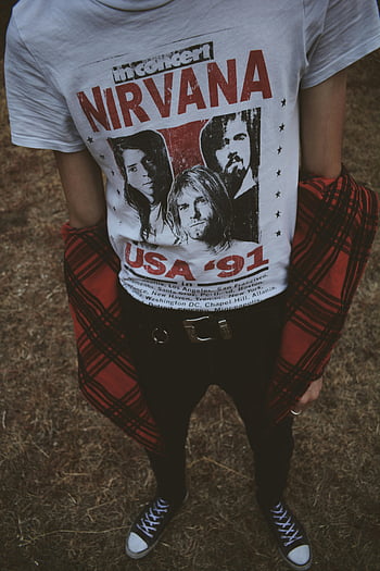 เสื้อยืดเนอร์วาน่า, ขาวและแดง, กางเกงยีนส์สีดำ, รองเท้าผ้าใบ, USA '91, เสื้อลายสก๊อต, รูปแบบคอนเสิร์ต, แฟชั่นกรันจ์, ชุดลำลอง, วงดนตรี, เสื้อผ้าวินเทจ