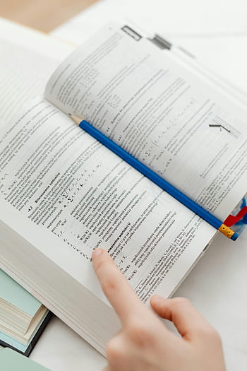 연구, 책 공개 시험, 학생의 손, 포인팅 텍스트, 연필, 닫다, 공부를 강조하다, 교육적인, 독서, 배우기, 학생