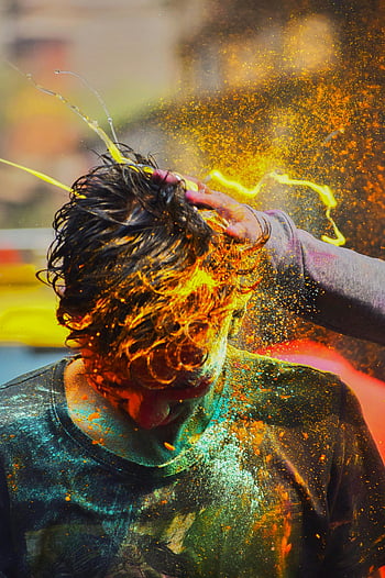 holi-festivaali, värikäs jauhe, mies juhlii, värit, innostuneet juhlat, festivaalin ilo, Holi-juhla, värikäs festivaali, Mies jauheella, holi-jauhe, juhlava ilmapiiri