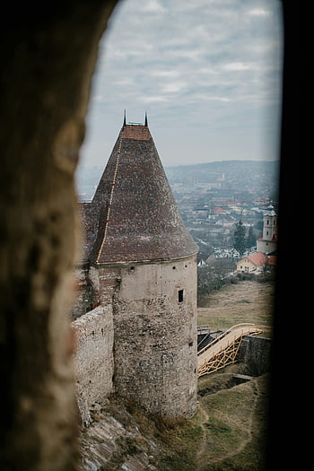 Hrad Corvin, Rumunsko, středověké architektury, Starověký kamenný hrad, zobrazení okna, zatažená obloha, historický hrad, středověká věž, Evropský hrad, Rumunská dominanta, hradní krajina