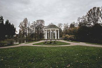 valkoinen ja musta huvimaja, Strasbourgin kasvitieteellinen puutarha, seesteinen paviljonki, rehevä nurmikot, pilvinen taivas, Puut, ulkona, puutarharakenne, rauhallinen ympäristö, luonnonmaisemaa, arkkitehtoninen ominaisuus