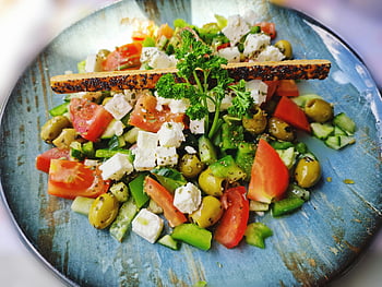 insalata di verdure, piatto in ceramica blu, formaggio feta, olive, pomodori, peperoni, insalata vibrante, piatto blu, verdure fresche, pasto salutare, Insalata mediterranea