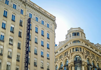 อาคารคอนกรีตสีเบจ, สถาปัตยกรรมในเมืองคลาสสิก, กรุงมาดริด, Gran Via, ท้องฟ้าแจ่มใส, สถาปัตยกรรมสัญลักษณ์, ภูมิทัศน์เมือง, cityscape, อาคารประวัติศาสตร์, สถาปัตยกรรมยุโรป, สเปน